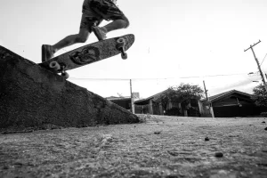 Skate e pessoa