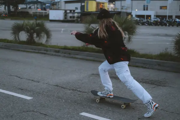 Pessoa andando de skate