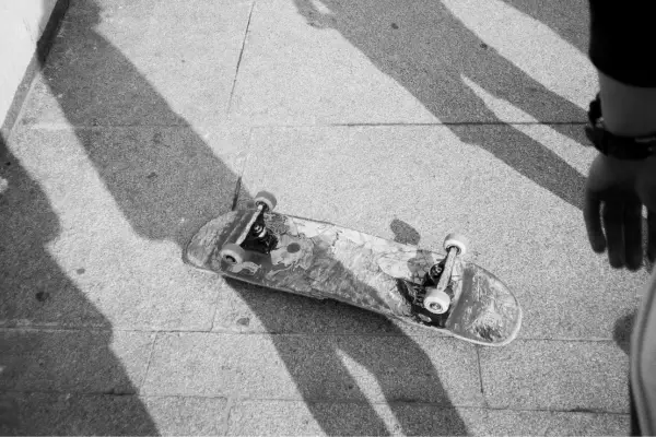 Foto preto e branco de skate no chão